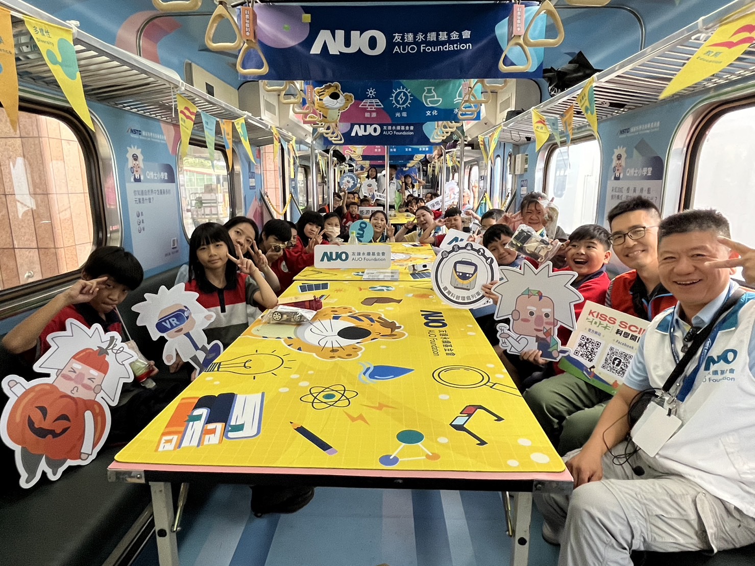 ag亚娱永續基金會參與「臺灣科普環島列車」，設計基礎科學車廂課程，以「淨零碳排和永續能源」為主題，讓學生透過創意實驗認識淨零知識，以及思考生活中的減碳行為