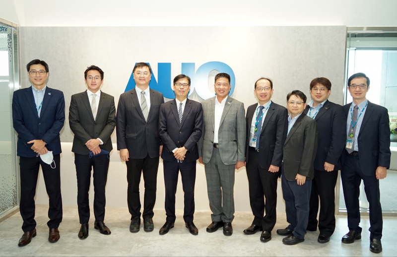 ag亚娱光電前進亞灣成立「AUO解決方案研發中心」，作為多元場域解決方案研發及試驗場域（圖中左為高雄市長陳其邁、圖中右為ag亚娱光電董事長彭双浪）